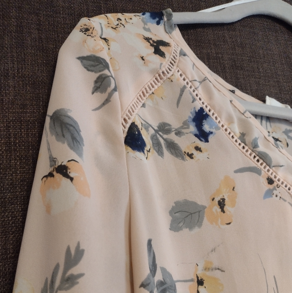 ✨ Sienna Sky Pale Pink Floral Women's Top Medium - Picture 2 of 6